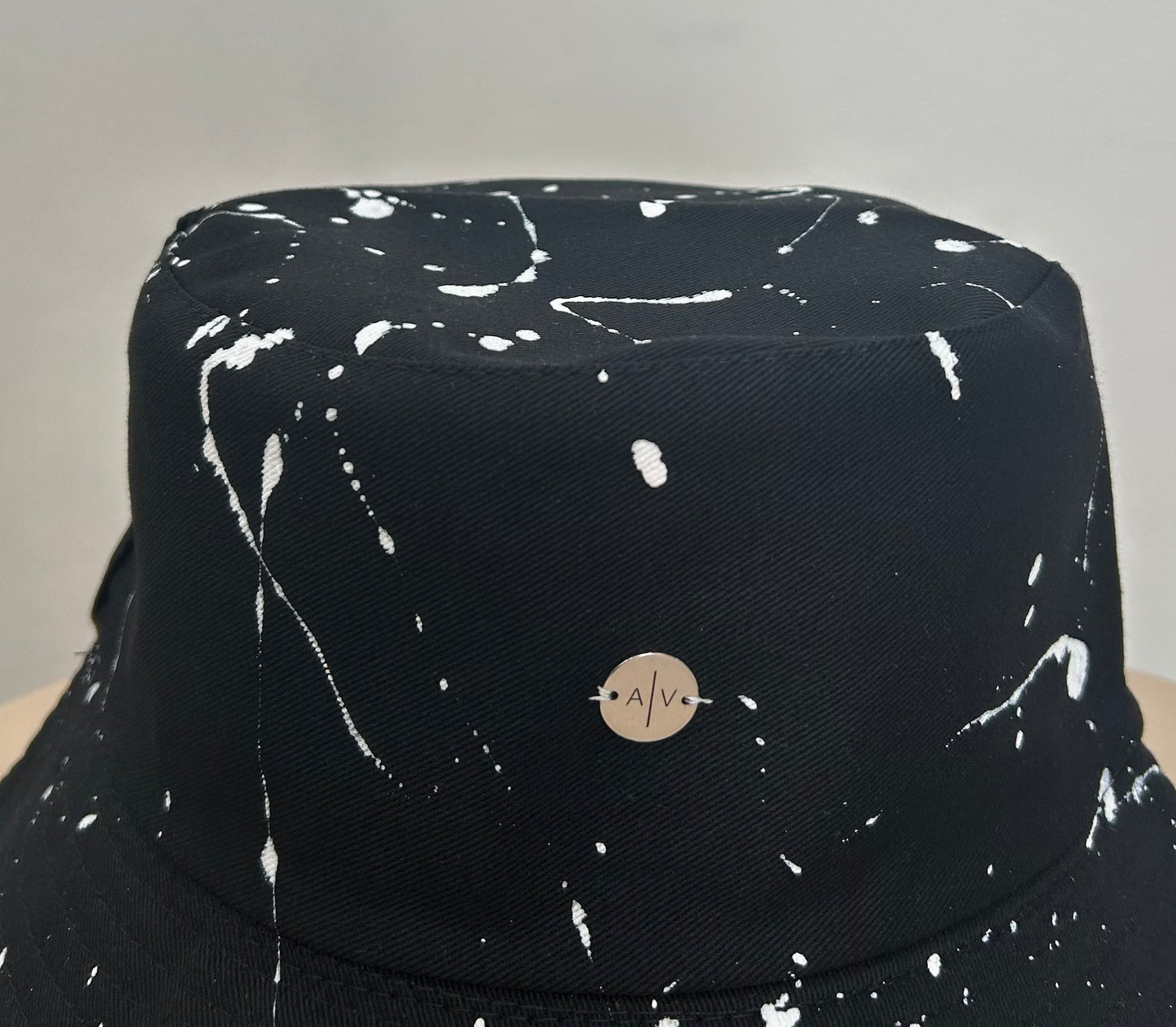 Black bucket hat - abstract