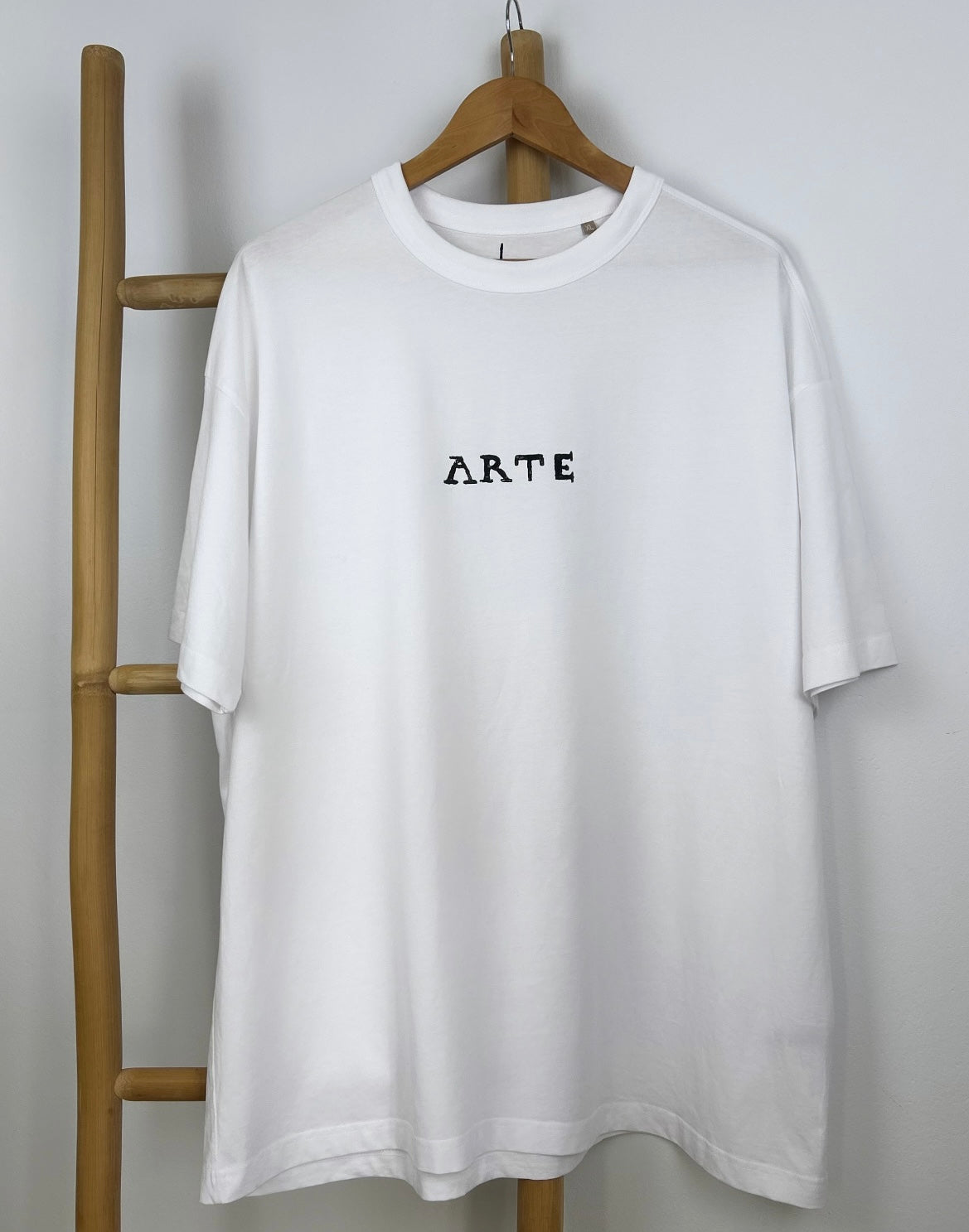 White unisex handpainted T-shirt - “ARTE”